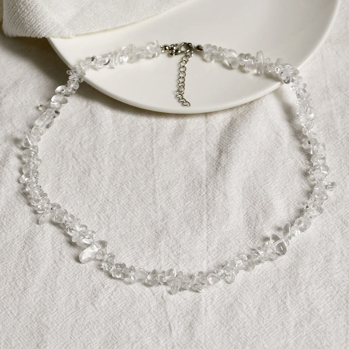 Feminine Halskette mit einzigartigen, polierten Natursteinen; elegante Geschenkidee.
