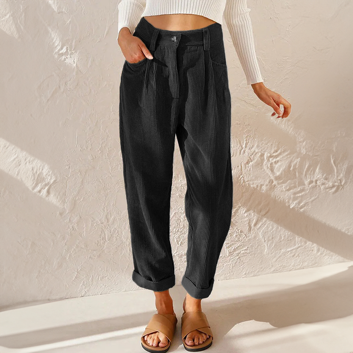 Frau trägt klassische Damenhose mit hohem Bund, Relaxed-Fit und weiten Beinen. Komfortable Eleganz im Alltag.