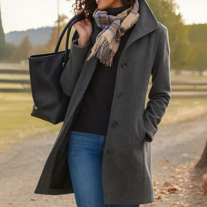 Klassische Trenchjacke für Damen, eleganter Blazer-Stil, ideal für mühelose Eleganz im Herbst.