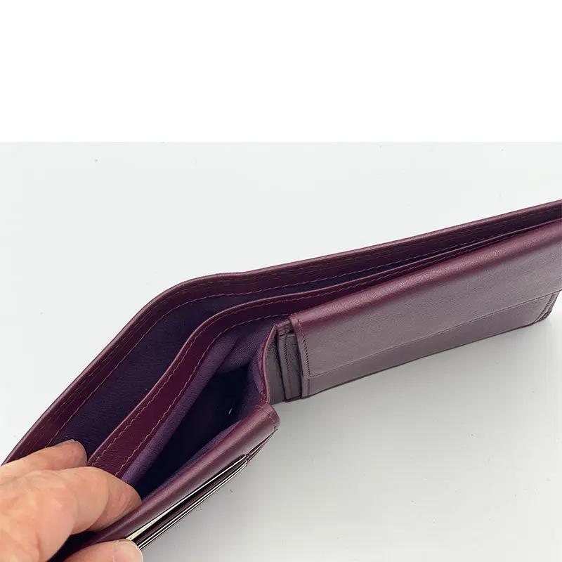 Geschlossenes, schlankes Herren Leder Portemonnaie, klassisches Zubehör mit integriertem RFID-Schutz.