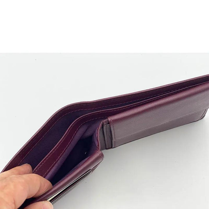 Geschlossenes, schlankes Herren Leder Portemonnaie, klassisches Zubehör mit integriertem RFID-Schutz.