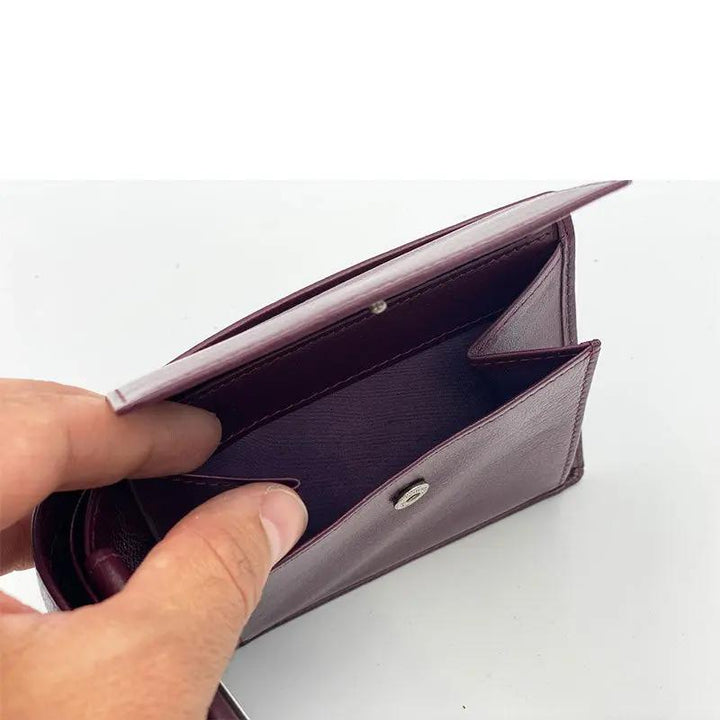 Sichere Herren Geldbörse aus robustem Leder, bietet RFID-Schutz für Kreditkarten & sensible Daten.