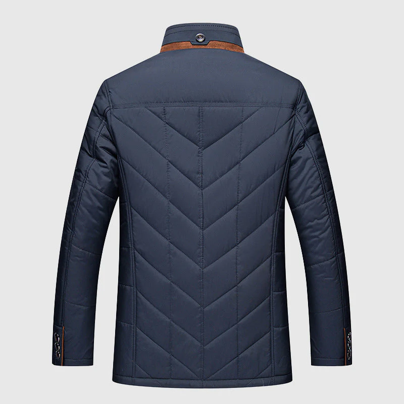 Trendige Herren Winterjacke, gesteppt und warm, perfekt für Herrenmode und effektiven Kälteschutz.