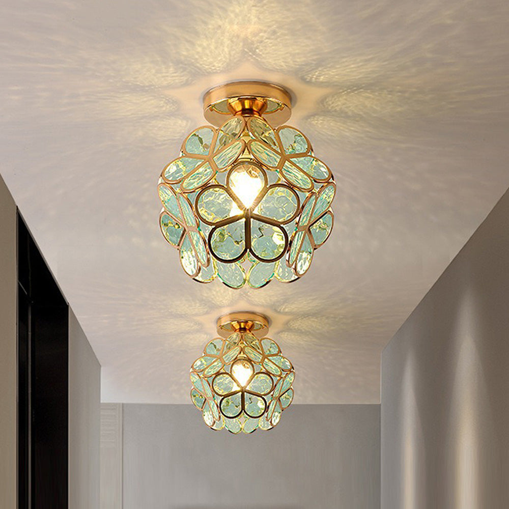 Elegante Glas Deckenlampe mit filigranem Blumenmuster. Ideal für stimmungsvolle Flur- und Innenbeleuchtung.