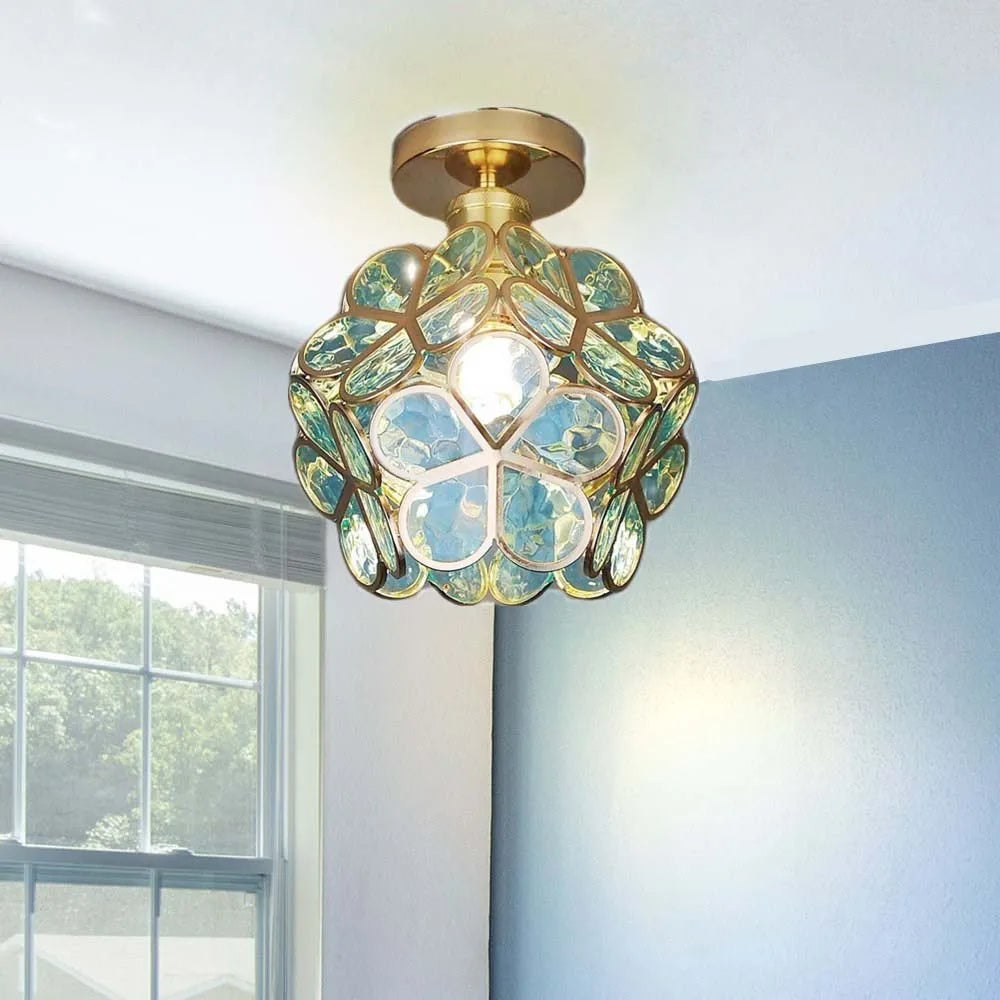 Kreative Blumen Deckenleuchte aus Glas, künstlerisches Design. Schafft warme Ambientebeleuchtung im Flur.