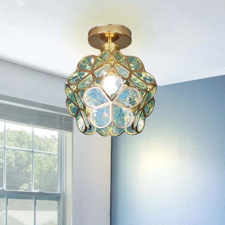 Kreative Blumen Deckenleuchte aus Glas, künstlerisches Design. Schafft warme Ambientebeleuchtung im Flur.