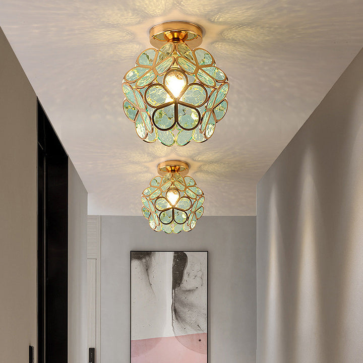 Moderne Flurbeleuchtung: Runde Deckenleuchte aus Glas mit künstlerischem Blumenmuster. Perfekt für einladendes Ambiente.