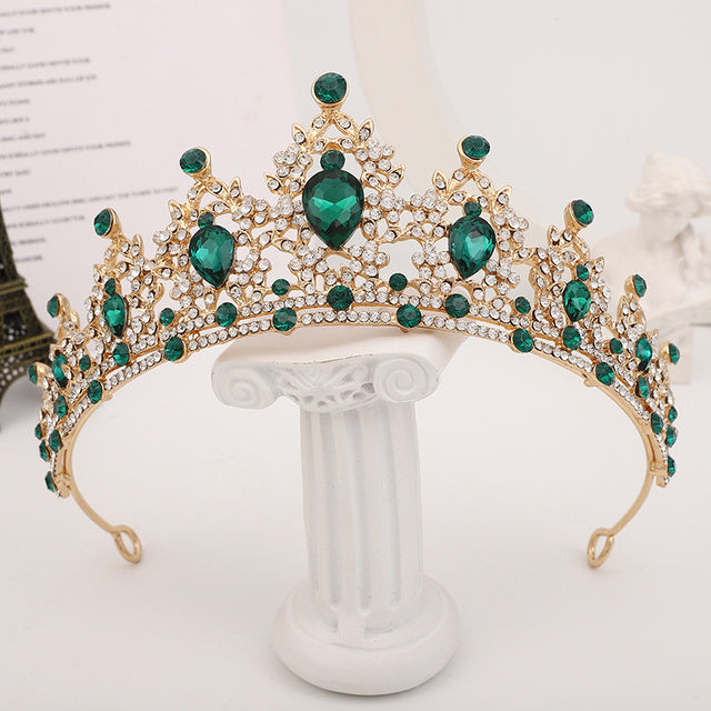 Damenkrone Goldfarben mit funkelnden Kristallen, königlicher Haarschmuck für festliche Momente.