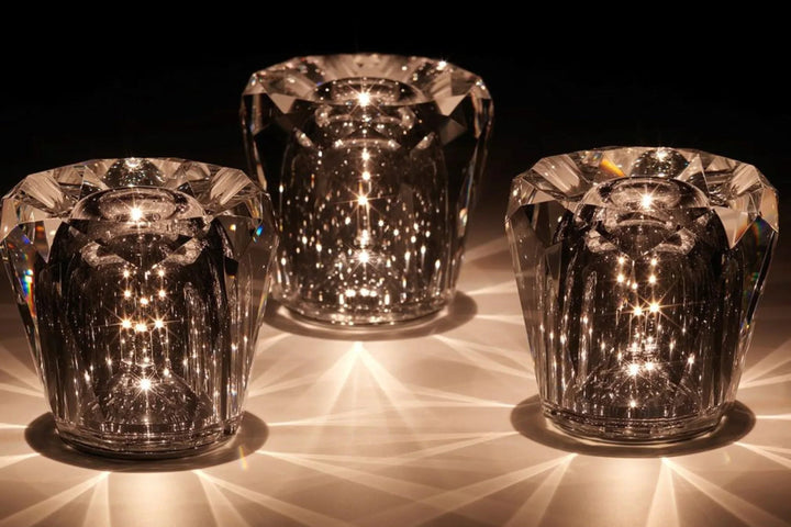 Elegante wiederaufladbare Diamant Tischlampe, ideal als Ambientebeleuchtung im Schlafzimmer.