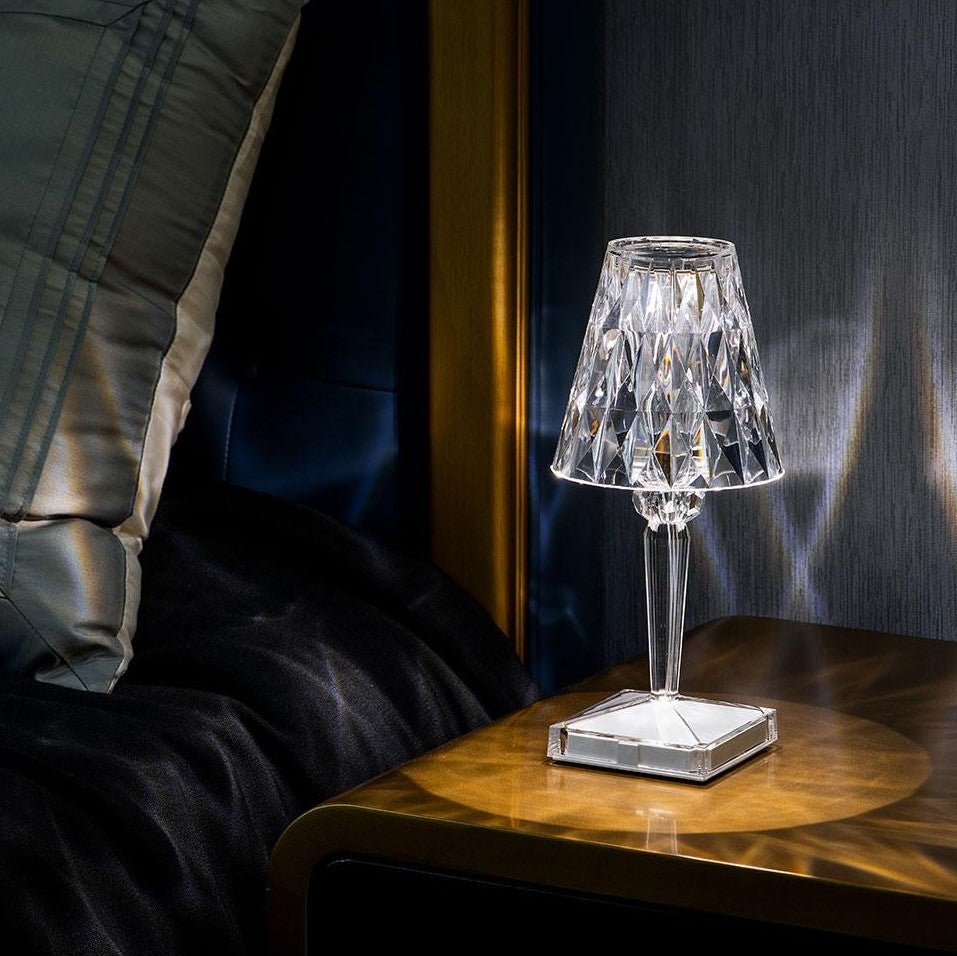 Wiederaufladbare LED-Tischlampe mit intuitiver Touch-Bedienung. Kabellose Designlampe für Nachttisch & Wohnzimmer.
