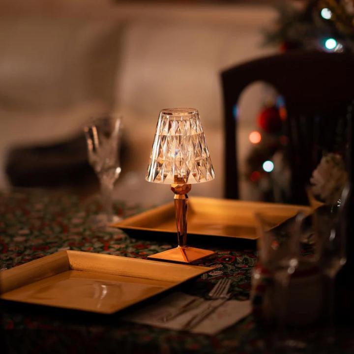 Luxuriöse Ambientebeleuchtung: Kristall-Tischlampe mit edlem Gold-Finish und Glanz.