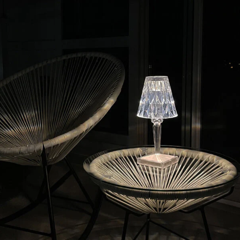 Moderne Kristall-Tischlampe, ideal als Akzentbeleuchtung für luxuriöse Schlafzimmer.