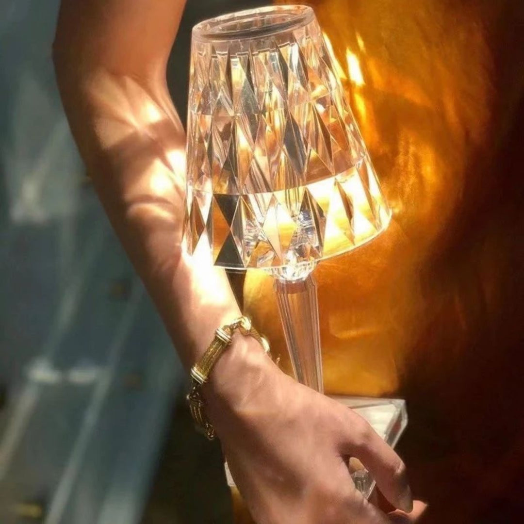 Acryl-Kristall-Tischlampe, modern und dekorativ. LED-Lampe mit Touch für stilvolle, warme Stimmungsbeleuchtung.
