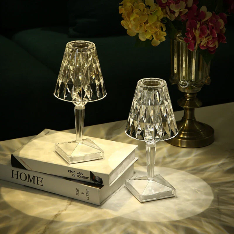 Glitzernde Kristall-Tischlampe, moderne Beleuchtung für anspruchsvolle, stilvolle Räume.