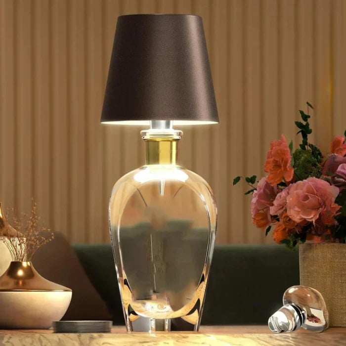 Kabellose LED Tischlampe im Flaschendesign, dimmbar für gemütliches Ambiente.