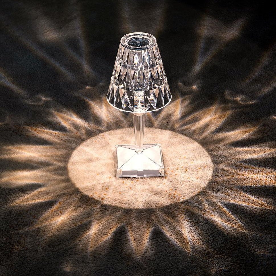 Elegante Kristall-Tischlampe mit Touch-Bedienung. LED-Stimmungslicht für ein modernes, stilvolles Zuhause.