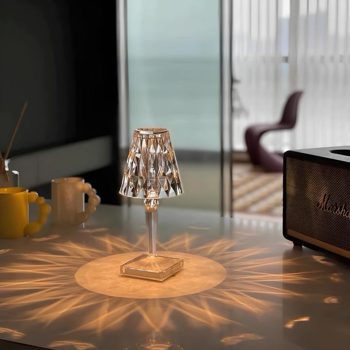 Sanftes Stimmungslicht einer wiederaufladbaren Kristall-Tischlampe. Touch-Lampe für entspannte Atmosphäre im Raum.