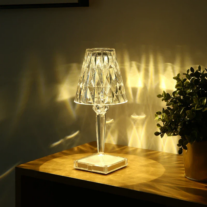 Handgefertigte Kristall-Tischlampe, goldfarben, für ein luxuriöses Interieur-Erlebnis.