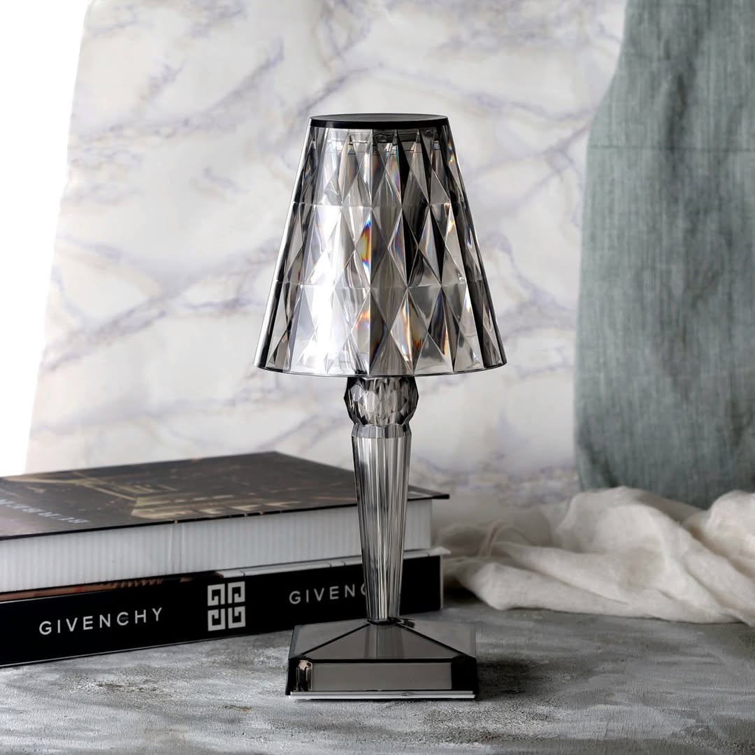 Elegante Kristall-Tischlampe als stimmungsvolle Ambientebeleuchtung auf modernem Beistelltisch. LED-Stimmungslicht.