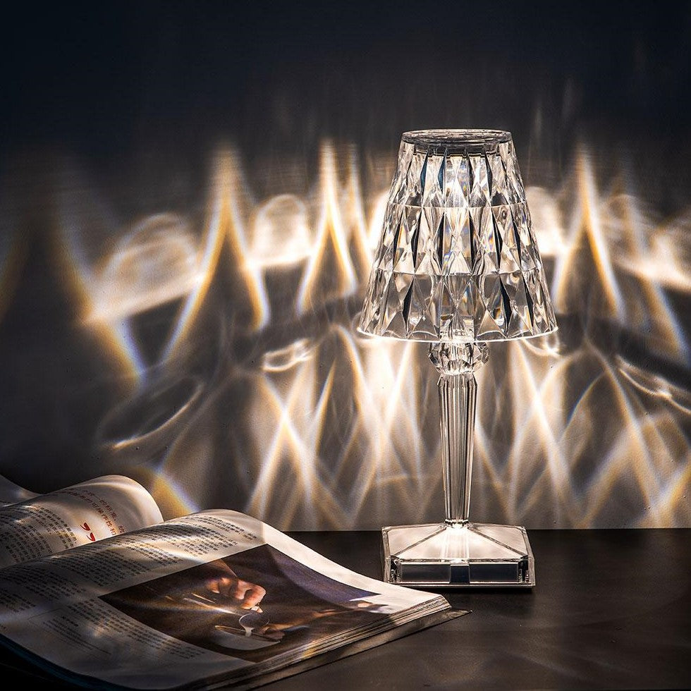 Funkelnde Kristall-Tischlampe aus Acryl. Dekorative Touch-Lampe als stimmungsvolle Ambientebeleuchtung.