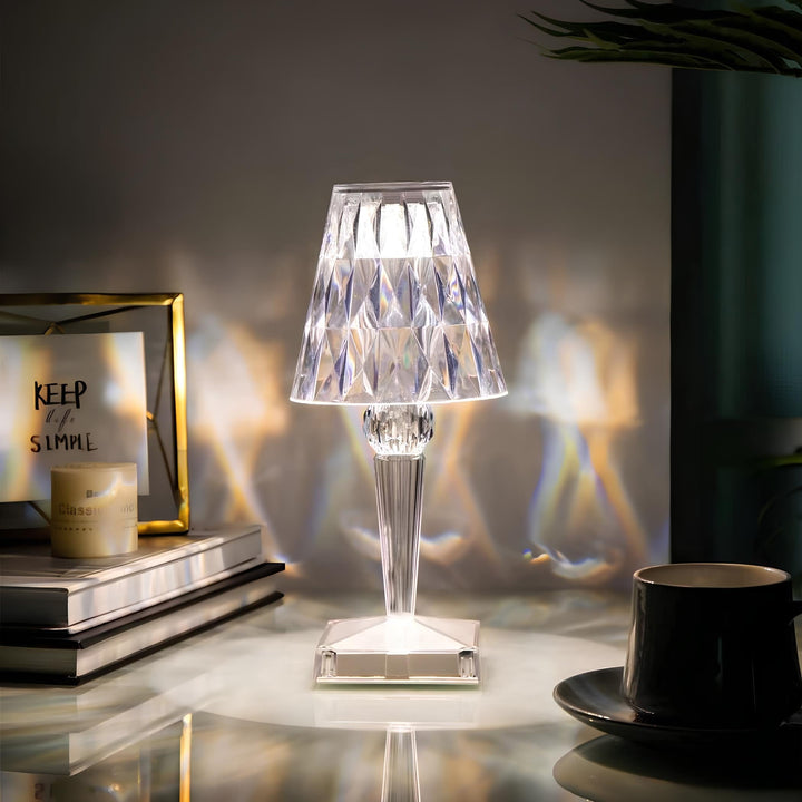 Modernes Design einer kabellosen Kristall-Tischlampe. LED-Nachttischlampe mit Touch für zeitgenössisches Wohnen.