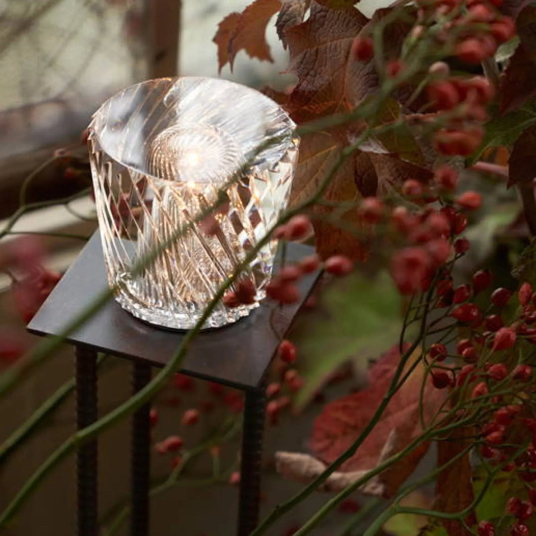 Stilvolle Kristall Tischlampe mit Akku, Diamant-Optik für ein exklusives Schlafzimmer-Ambiente.