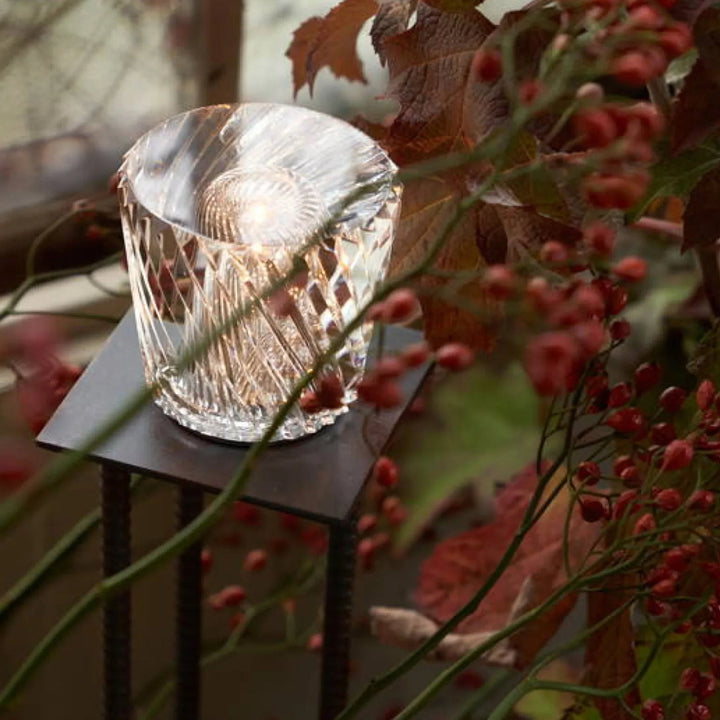 Stilvolle Kristall Tischlampe mit Akku, Diamant-Optik für ein exklusives Schlafzimmer-Ambiente.