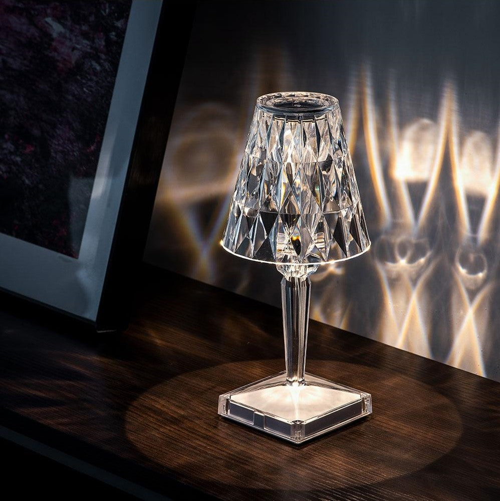 Elegante Kristall-Tischlampe mit Touch-Bedienung. Moderne LED-Lampe für stilvolles Ambiente im Wohnzimmer.