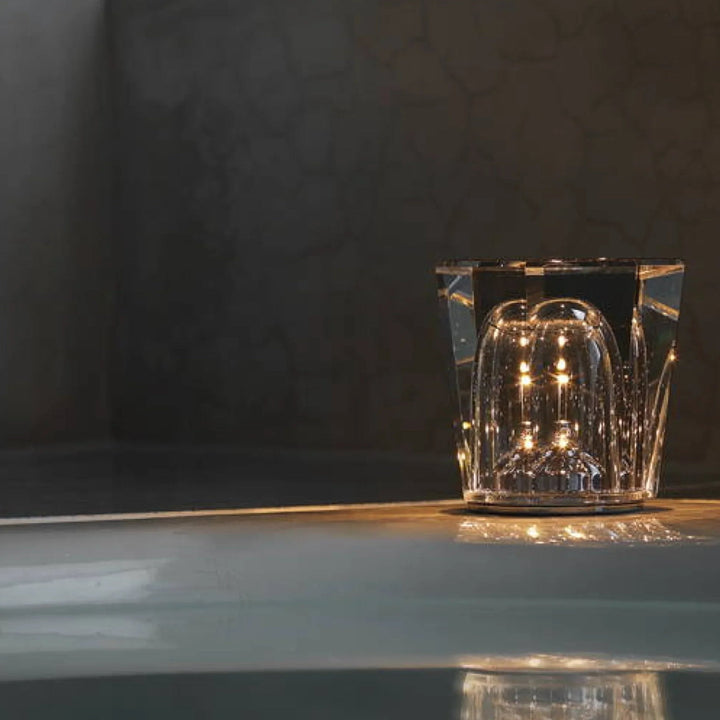 Exklusive Kristalllampe mit Diamantschliff, wiederaufladbar, schafft warmes Ambiente im Wohnbereich.