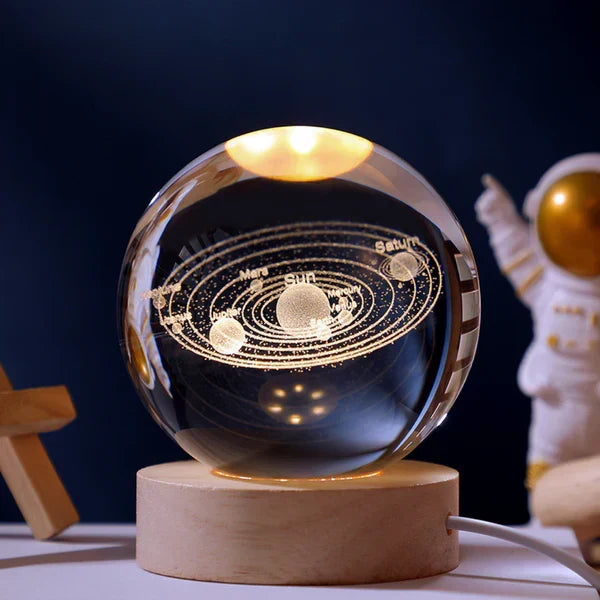Detailreiche Weltraum Lampe, LED Planetenleuchte mit 3D Gravur, ideales Dekorationslicht für Wohn- und Kinderzimmer.