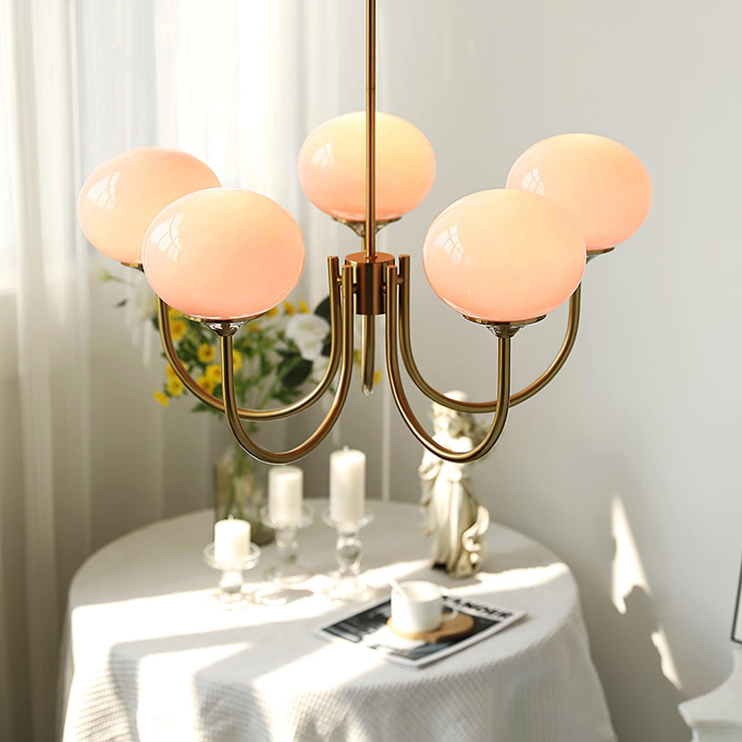 Luxuriöser Kronleuchter mit Glasdetails für Esszimmerbeleuchtung.