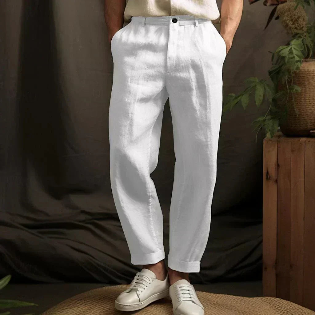 Gerade Herren-Freizeithose für heiße Sommertage. Bequemer, luftiger Schnitt, ideal für Urlaub & Alltag.