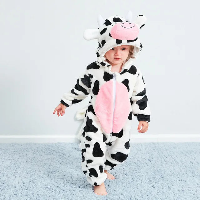 Niedlicher Baby-Hasen-Overall aus weichem Flanell. Warmer Strampler und gemütliche Kinderkleidung für Babys.