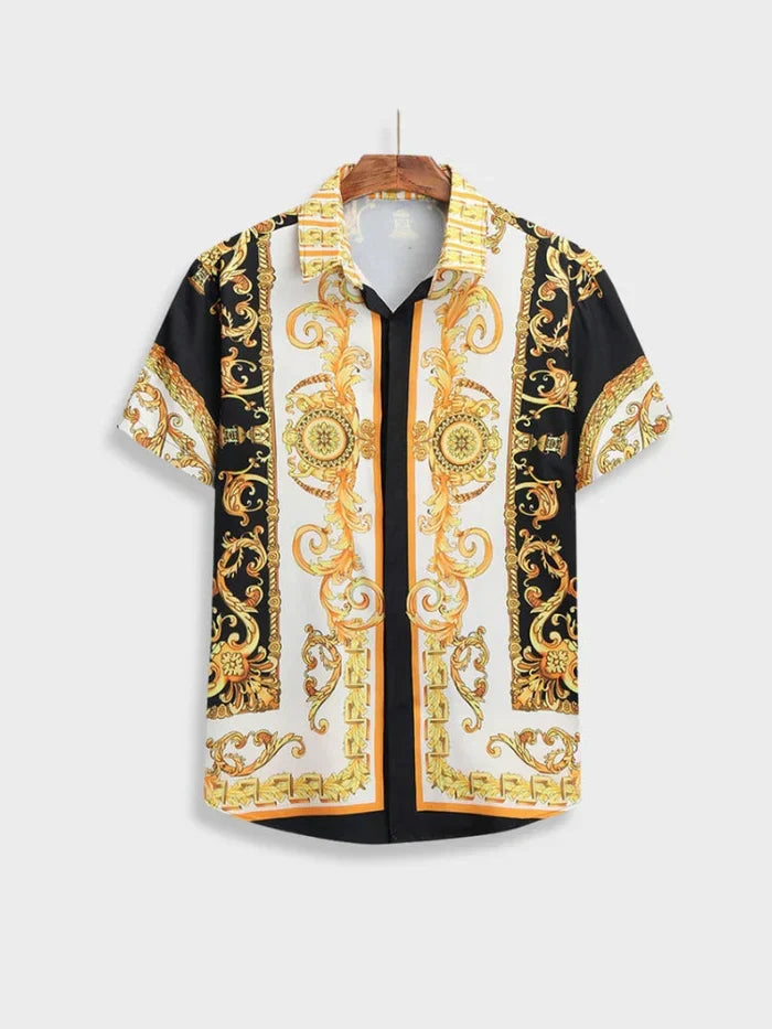 Nahaufnahme des exklusiven Barock-Designs auf dem Stoff des Herren Sommer Sets; Luxus Look.