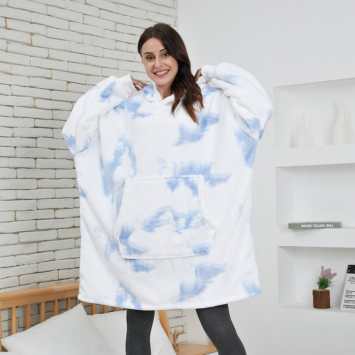 Flauschiger Kuschelpullover mit großer Kapuze, bietet Kopf und Nacken Wärme.