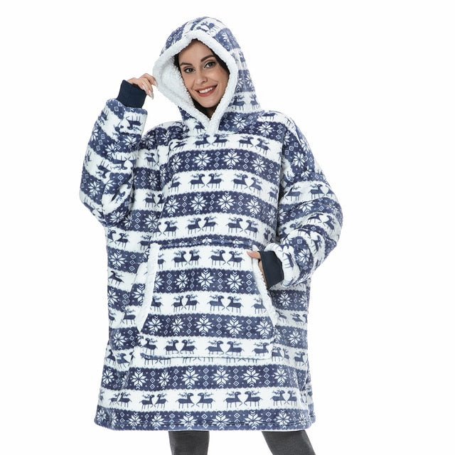 Model zeigt den weichen Unisex Kuschel Decken Hoodie in heller Farbe.
