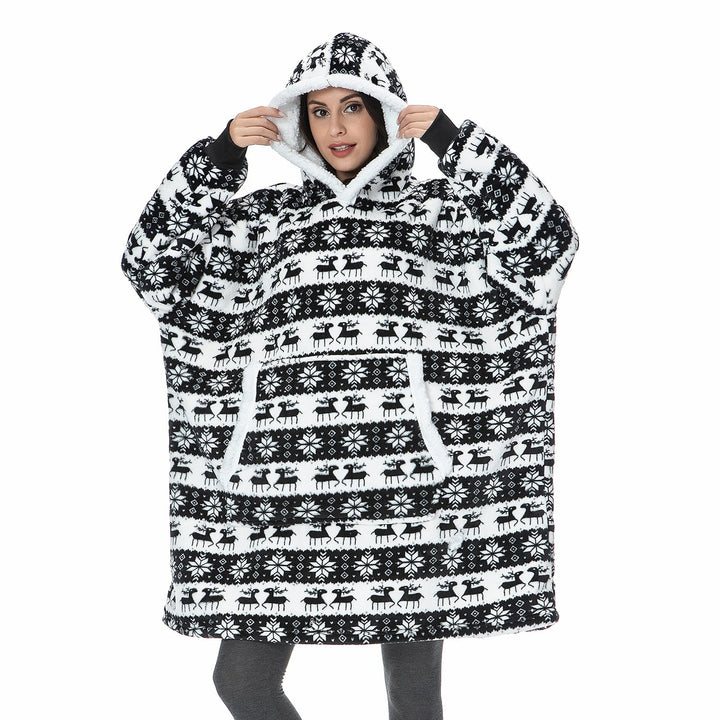 Glückliche Familie in Kuschel Hoodies beim Filmabend, ultimative Entspannung & Wärme.