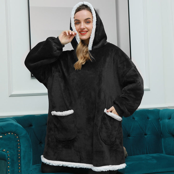 Ein Stapel von flauschigen Decken Hoodies, bereit für maximale Entspannung und Wärme.