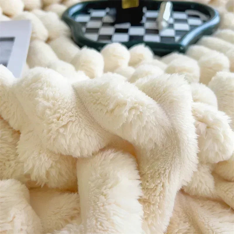 Wohnzimmer Kuscheldecke: Warme Plüschdecke auf einem Sessel, lädt zum Entspannen ein. Weich, flauschig, gemütlich.