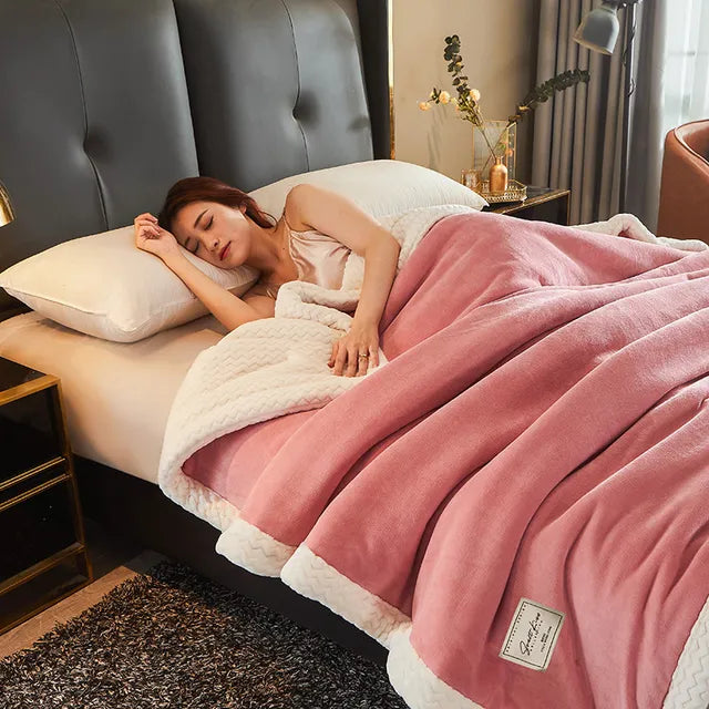 Beige Kuscheldecke für Sofa oder Bett, ideal für entspannte Stunden im Winter & Herbst.
