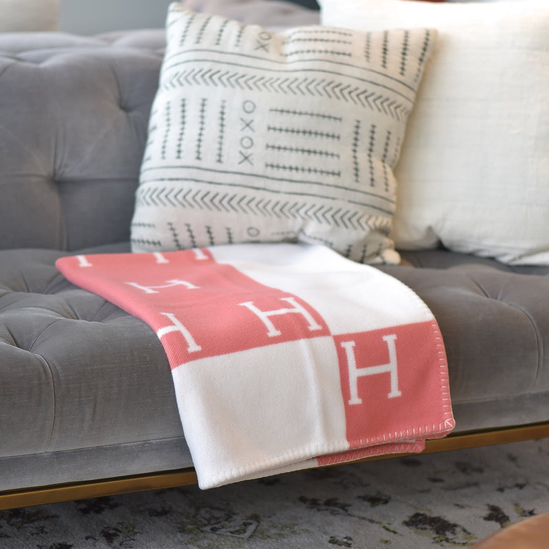 Moderne Wohndecke, weich & dekorativ, passend für Sofa und Bett im zeitgemäßen Zuhause.
