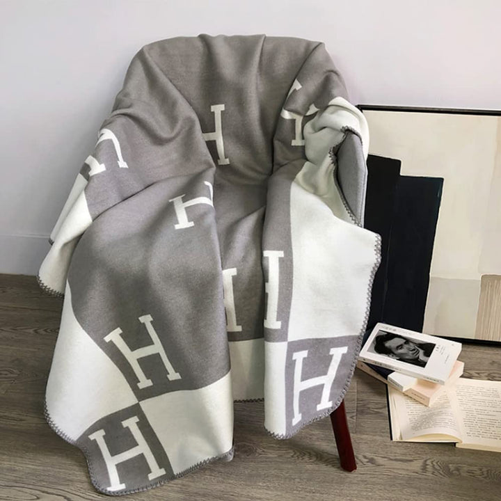 Anschmiegsame Kuscheldecke aus weichem Polyester, elegant & langlebig für Ihr Zuhause.