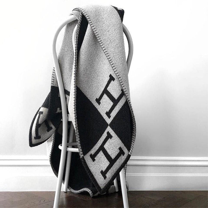 Warme Polyesterdecke, kuschelig weich, perfekt für kühle Abende auf dem Sofa oder im Bett.