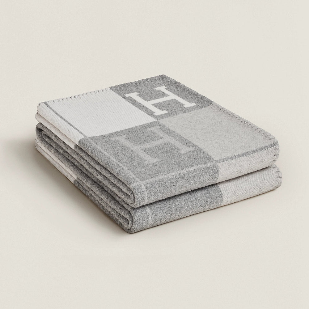 Flauschige Kuscheldecke aus weichem Polyester, perfekt für gemütliche Abende auf dem Sofa.