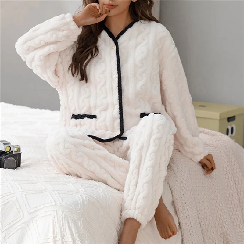 Gemütliches Damen Pyjama-Set: Weiche Nachtwäsche für Damen, ideal für Komfort und Wärme zuhause.