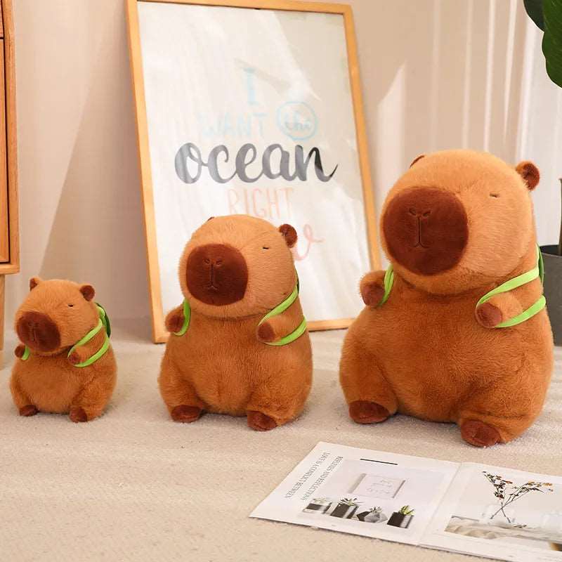 Unisex Capybara Kuscheltier aus flauschigem Plüsch mit kleinem Rucksack, ideal als Geschenk für Kinder.