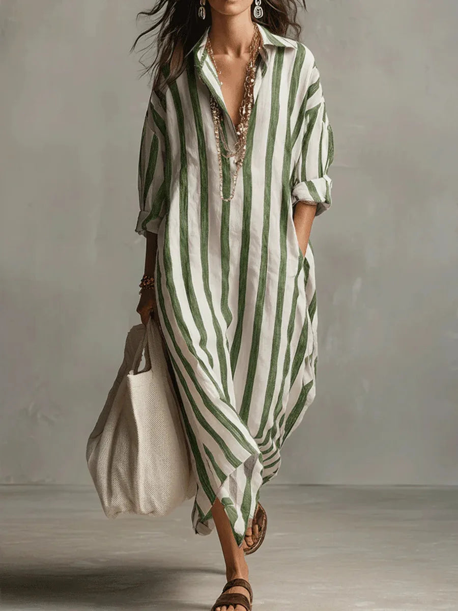 Modernes gestreiftes Damen Sommerkleid mit V-Ausschnitt und Dreiviertelärmeln für lässige Eleganz.