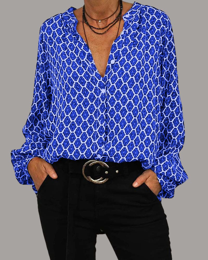 Detailansicht: Damen Bluse mit elegantem Muster, V-Ausschnitt und langen Ärmeln.