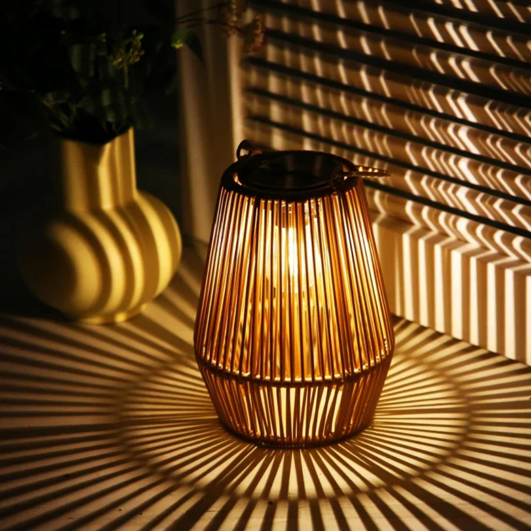 Handgefertigte Solar-Gartenlaterne aus Rattan, wetterfest mit warmem LED-Licht für Außenbeleuchtung.
