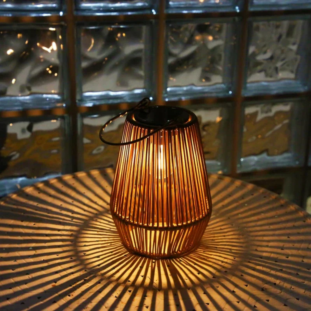 Wetterfeste Solar-Balkonlampe aus Rattan, handgefertigt, perfekt als Terrassen- oder Gartenlaterne.